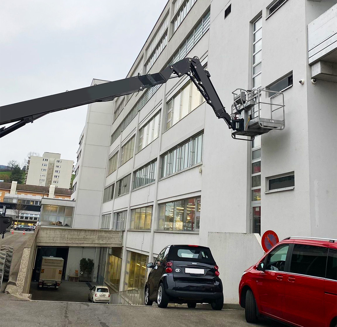 Hubarbeitsbühne bei Arbeiten an einer hohen Gewerbefassade