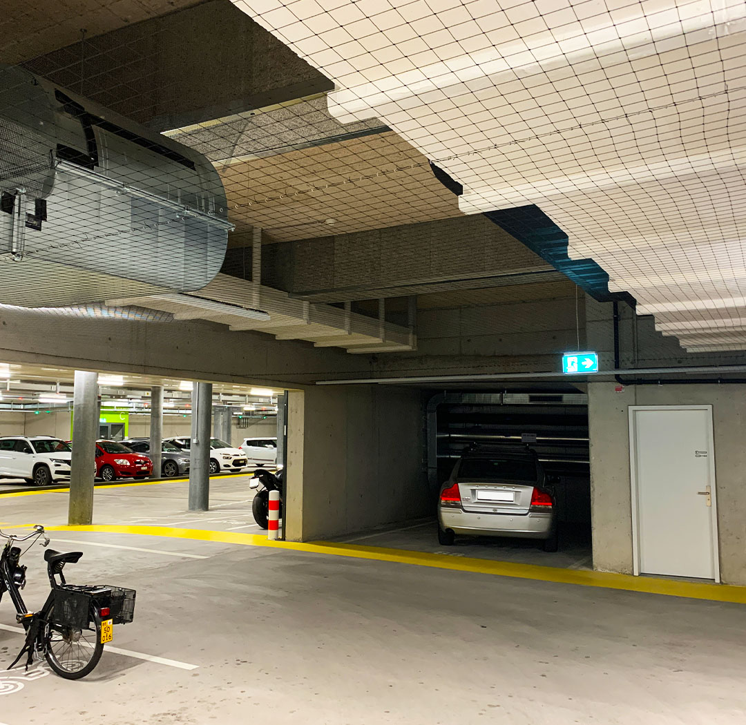 Parkhaus mit offenen Decken- und Technikbereichen als mögliche Landeplätze