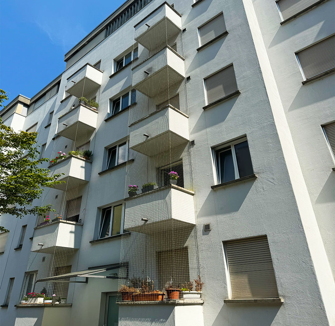 Mehrgeschossiger Wohnblock mit zahlreichen Balkonen und Fassadenbereichen