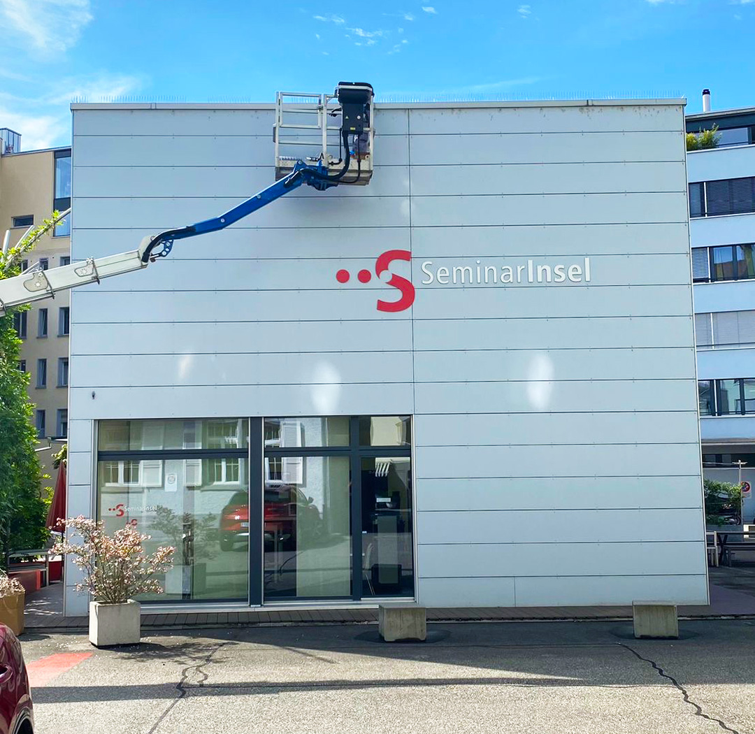 Hubarbeitsbühne bei Arbeiten an der Fassade eines Gewerbegebäudes