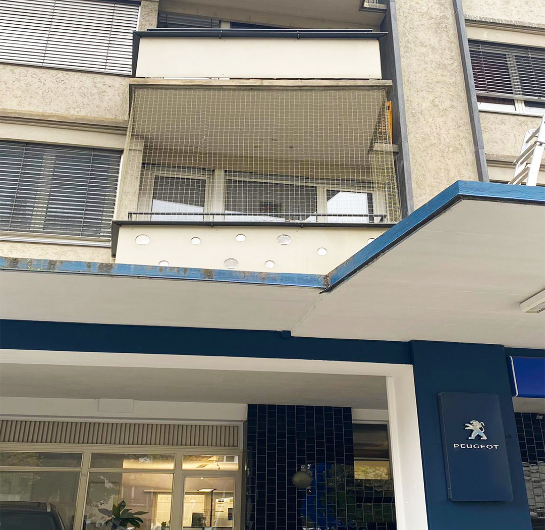 Balkon und Fassadenvorsprung eines mehrgeschossigen Wohngebäudes
