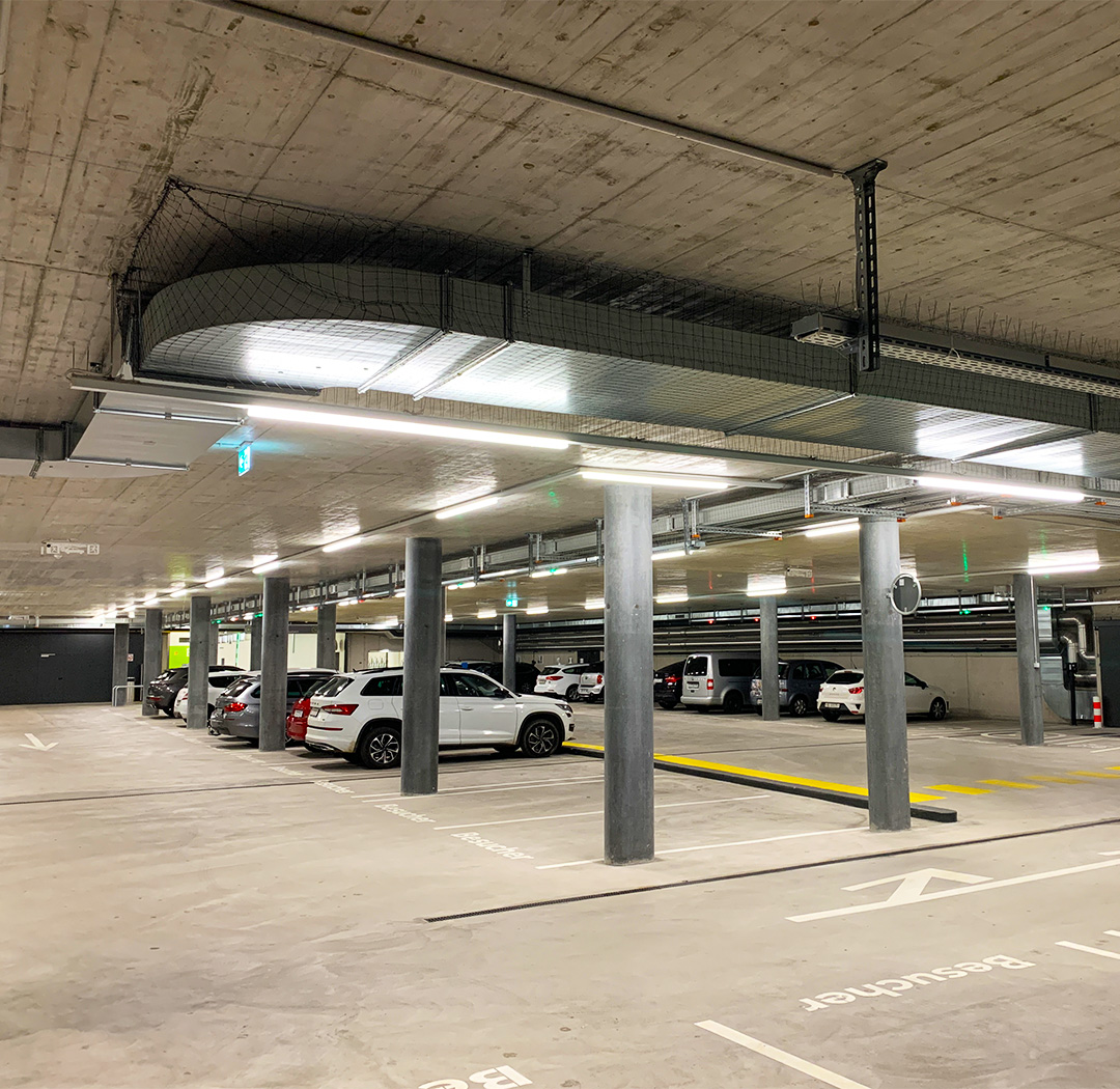 Tiefgarage mit Stützen und grossen Deckenflächen für Vogelabwehrsysteme