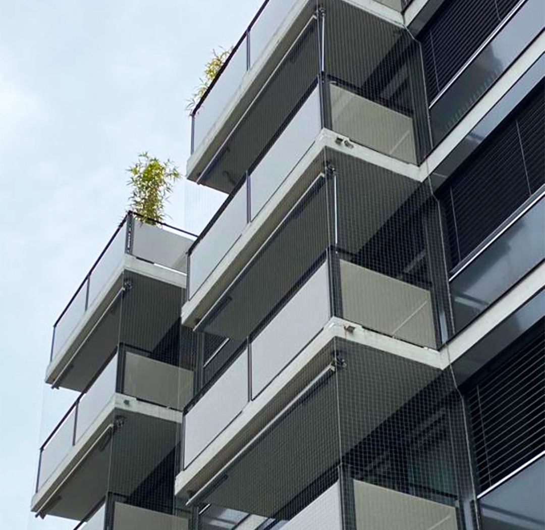Moderne Wohnfassade mit Balkonen und geschützten Nischen