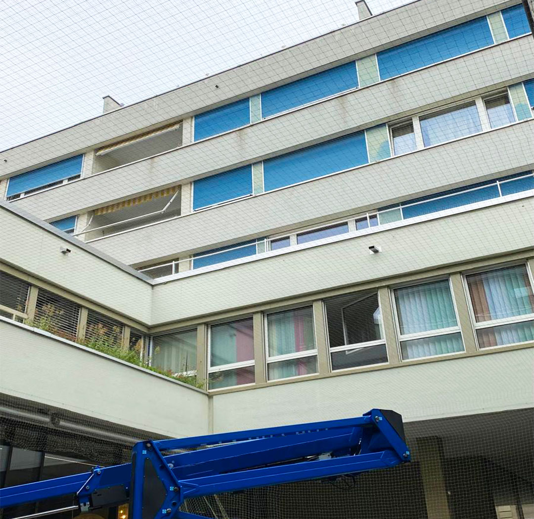 Mehrgeschossiges Gewerbegebäude mit grossen Fassaden- und Fensterbereichen