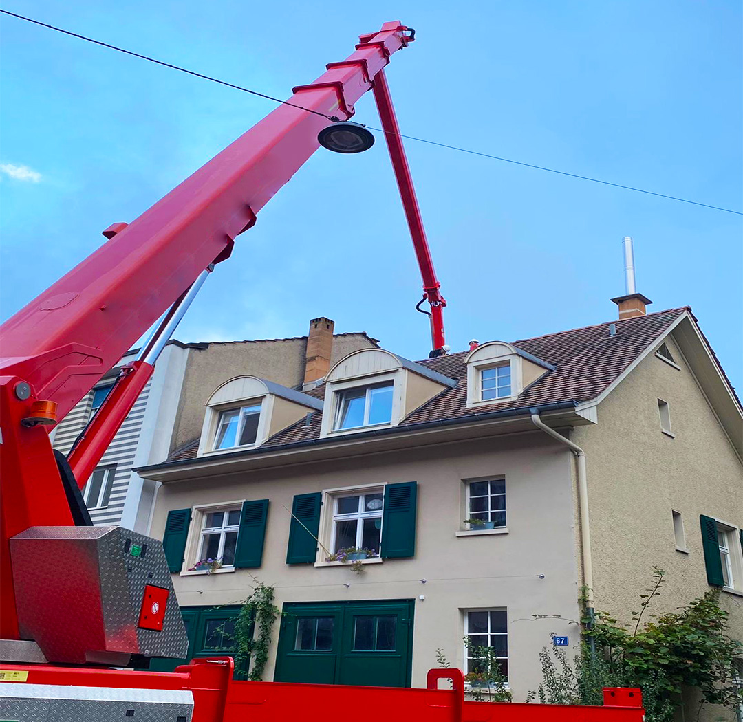 Hubarbeitsbühne bei Arbeiten am Dach eines Wohnhauses