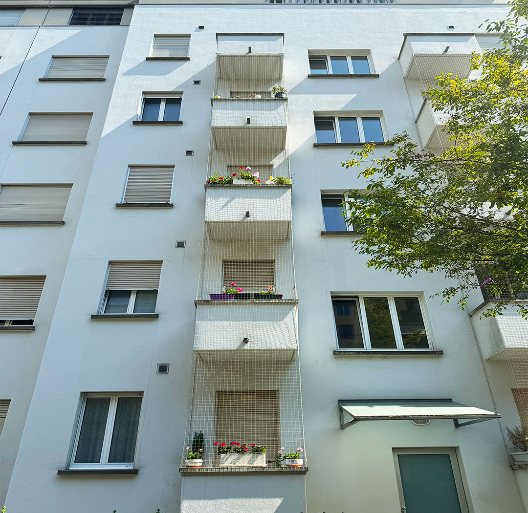 Mehrgeschossiges Wohngebäude mit Balkonen, Fenstern und Fassadenvorsprüngen