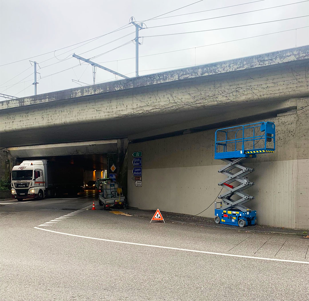 Scherenarbeitsbühne bei Arbeiten in einer Unterführung