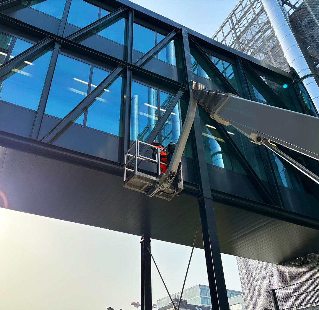 Arbeitsbühne bei Arbeiten an einer Glas- und Metallfassade