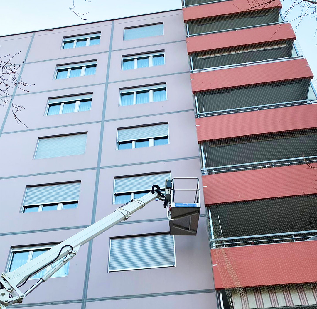 Hubarbeitsbühne bei Arbeiten an einer mehrgeschossigen Gebäudefassade