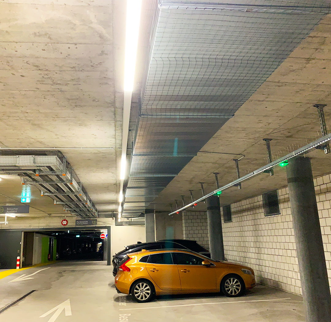 Parkgarage mit Decken- und Leitungsbereichen, die vor Vögeln geschützt werden können