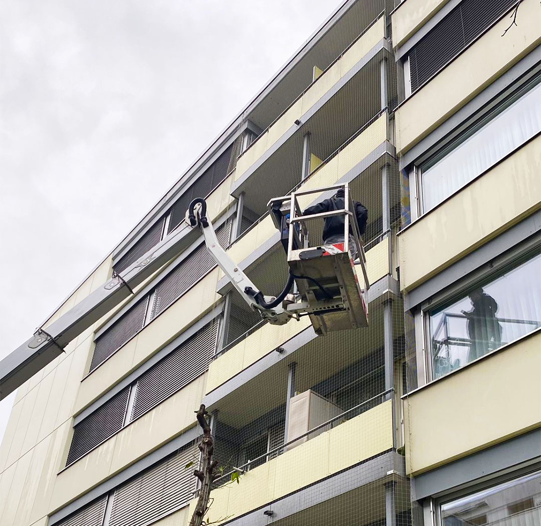 Arbeitsbühne bei Arbeiten an einer mehrgeschossigen Wohnfassade
