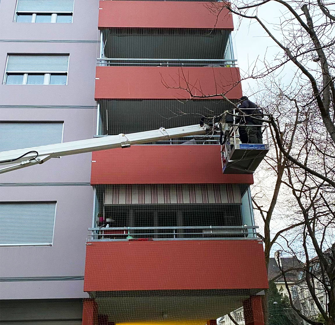 Hubarbeitsbühne bei Arbeiten an Balkonen eines mehrgeschossigen Wohngebäudes