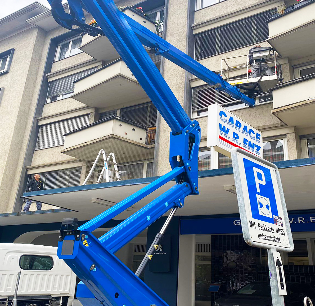 Hubarbeitsbühne bei Arbeiten an einer mehrgeschossigen Stadtfassade