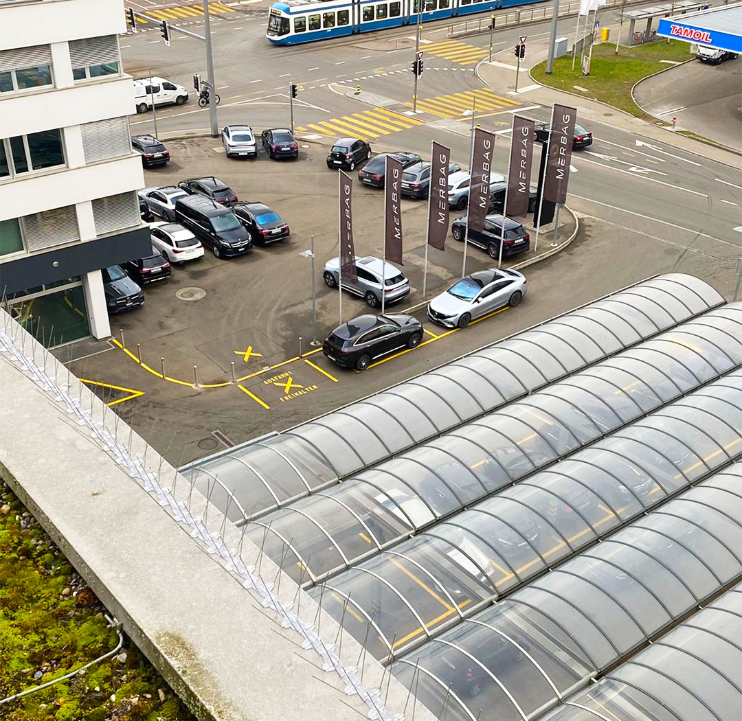 Blick auf einen grossen Dach- und Vordachbereich an einem Parkhaus