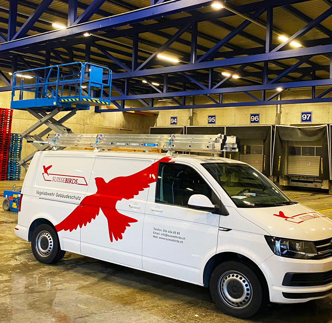 Suisse-Birds-Fahrzeug und Arbeitsbühne in einer grossen Industriehalle