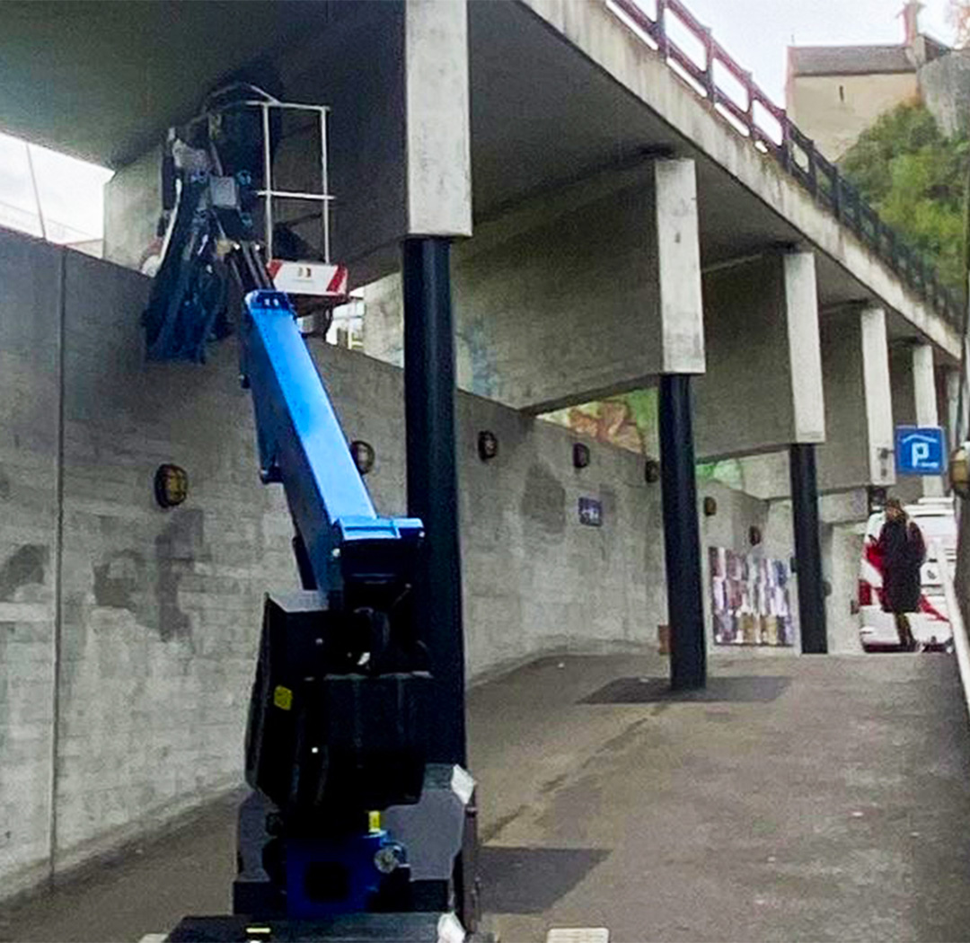 Hebebühne bei Arbeiten an einem schwer erreichbaren Betonbereich
