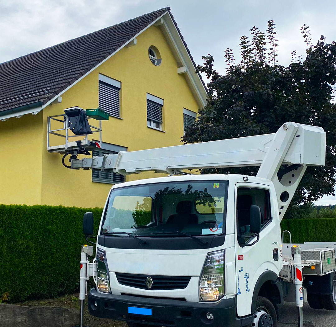 Hubarbeitsbühne an einem Einfamilienhaus mit schwer erreichbaren Fassadenbereichen