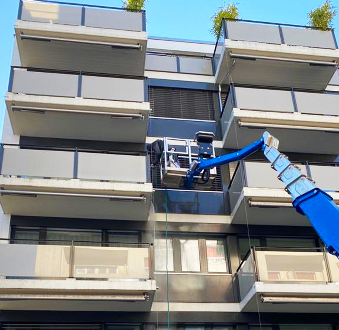 Hebebühne bei Arbeiten an Balkonen eines mehrgeschossigen Wohngebäudes