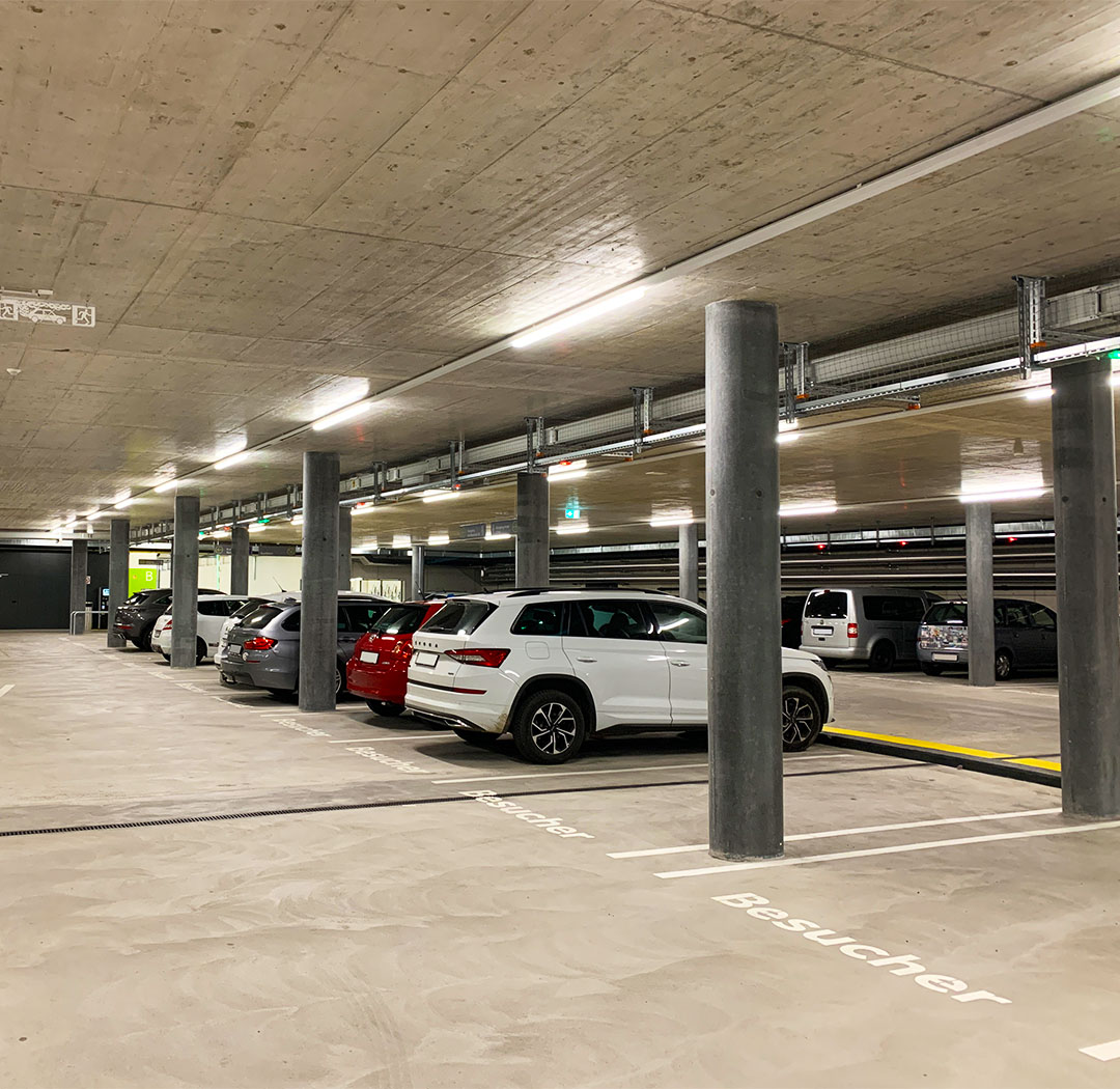Tiefgarage mit Decken, Trägern und technischen Bereichen für objektspezifischen Vogelschutz