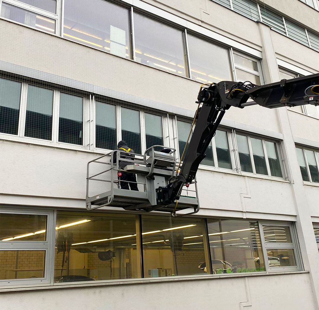 Hubarbeitsbühne bei Arbeiten an einer mehrgeschossigen Gewerbefassade