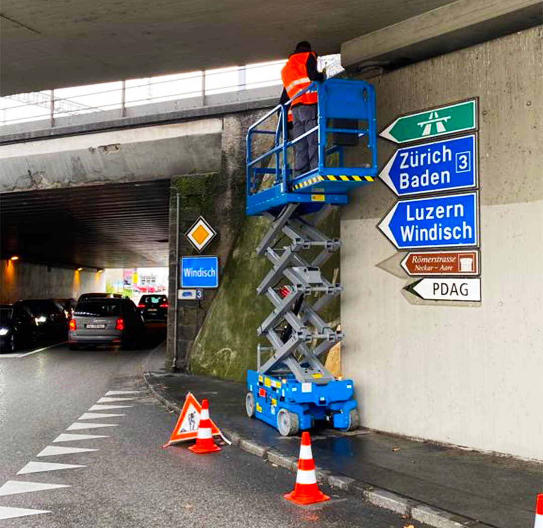 Suisse-Birds-Fahrzeug und mehrere Arbeitsbühnen in einer Industriehalle
