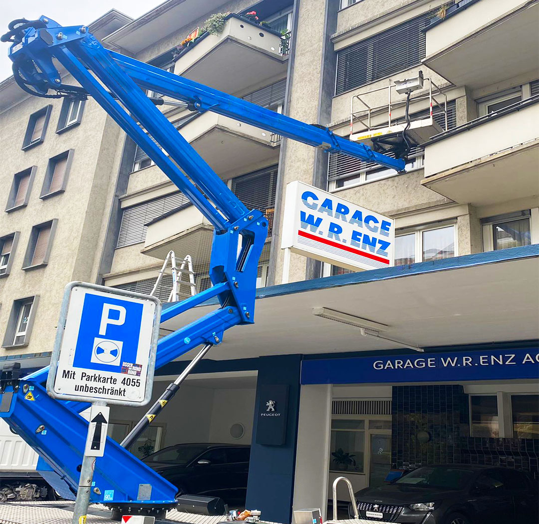 Hubarbeitsbühne bei Arbeiten an einer mehrgeschossigen Stadtfassade
