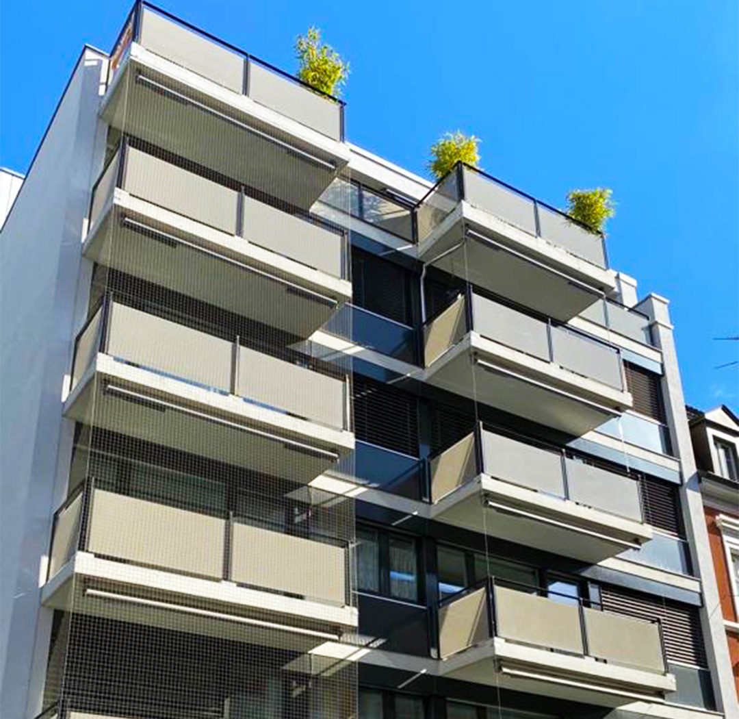 Hebebühne bei Arbeiten an der Fassade eines Mehrfamilienhauses