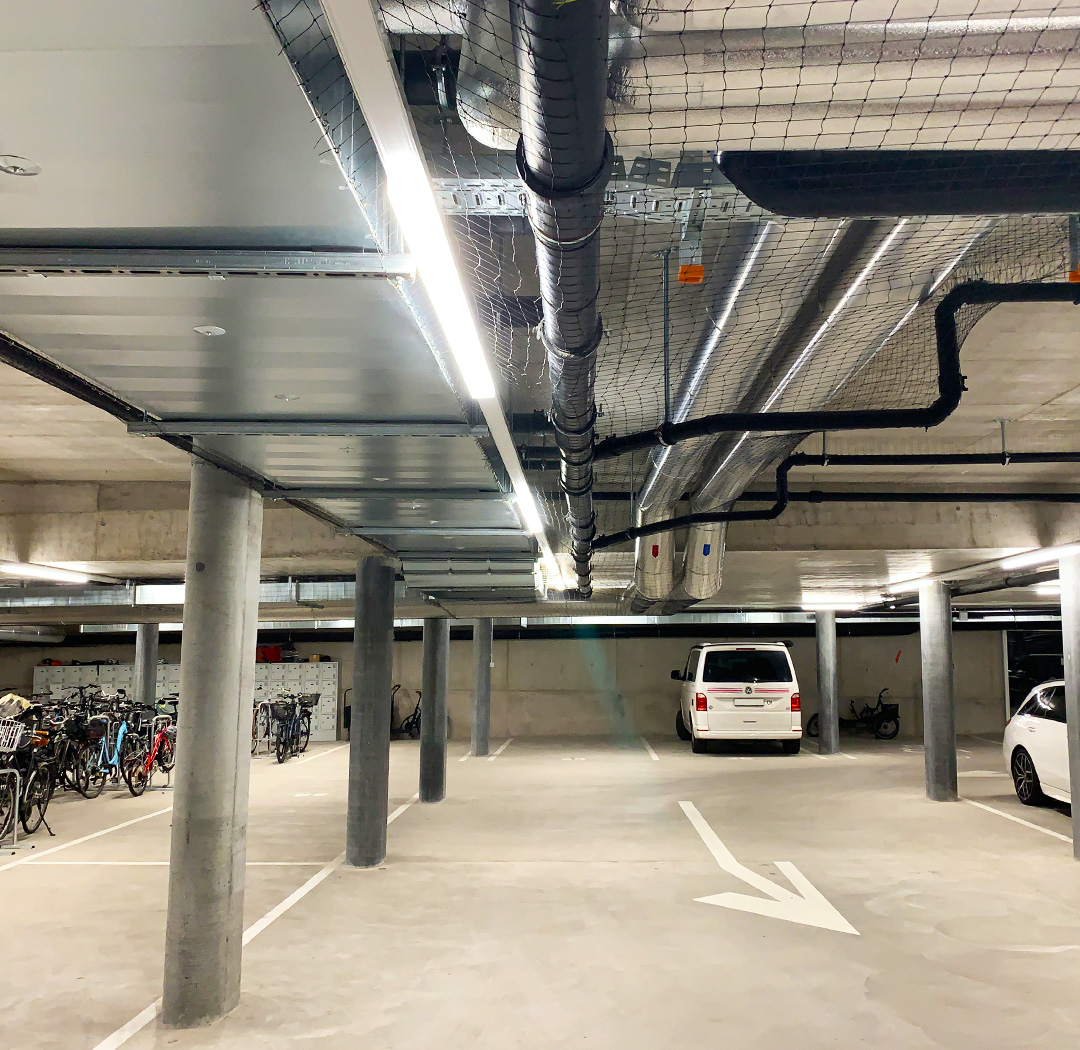 Tiefgarage mit Rohrleitungen und technischen Deckenbereichen