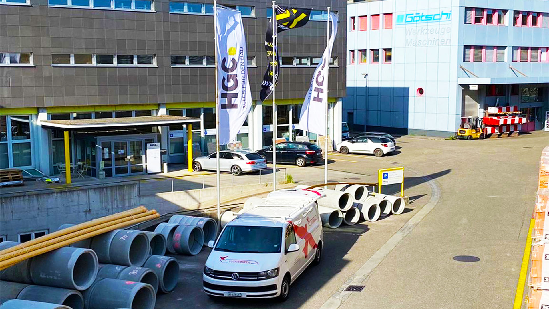 Servicefahrzeug vor einem Gebäude im Einsatz für die professionelle Vogelabwehr in Uster