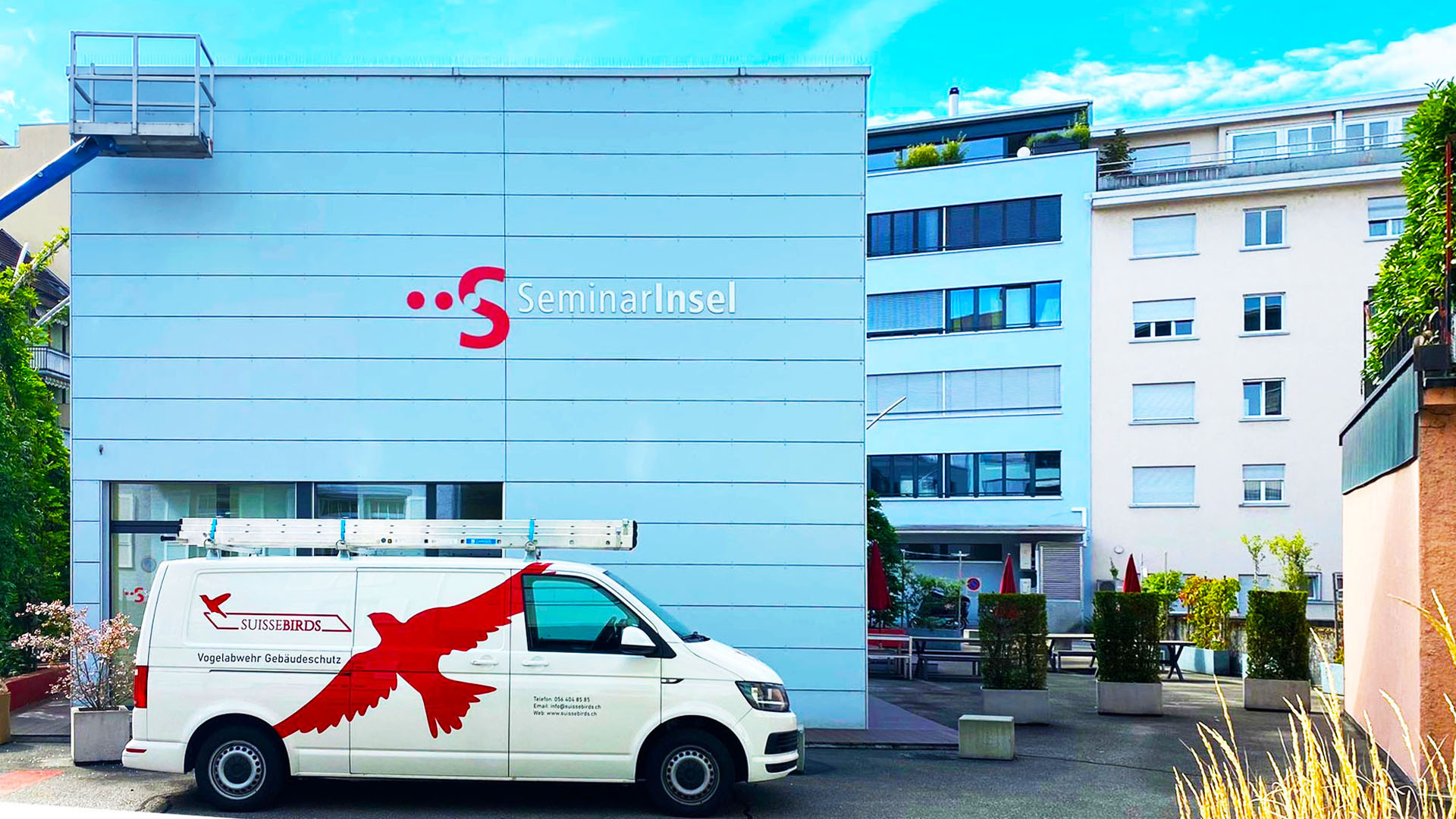 Servicefahrzeug vor einem Gebäude im Einsatz für die professionelle Vogelabwehr in Uster