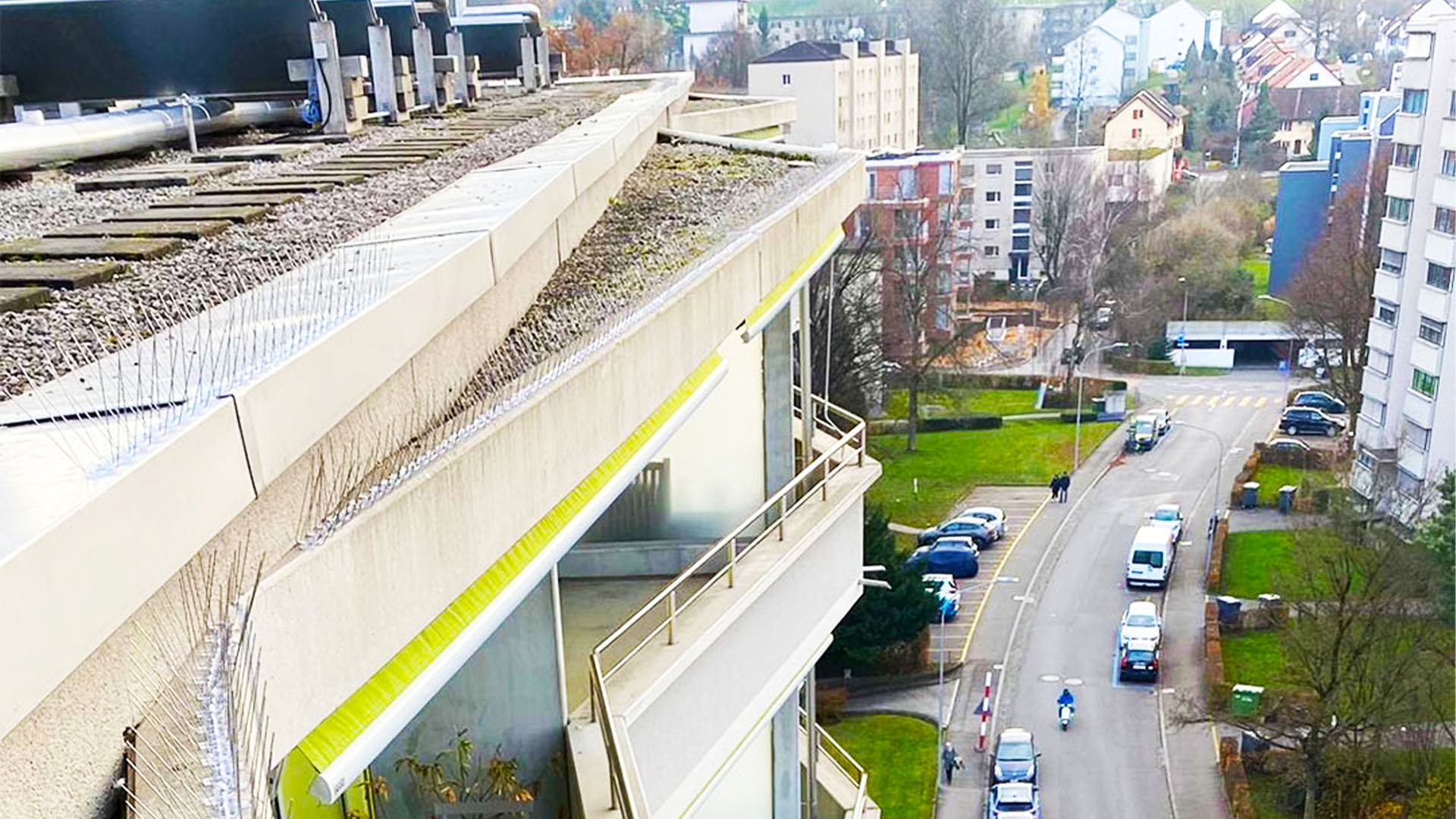 Montagearbeiten mit Hebebühne an Fassade und Dachkante für die professionelle Vogelabwehr in Winterthur