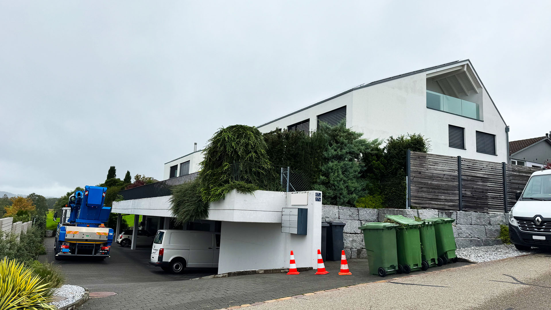 Wohnhaus mit Dachkante als typischer Einsatzbereich für die professionelle Vogelabwehr in Wohlen