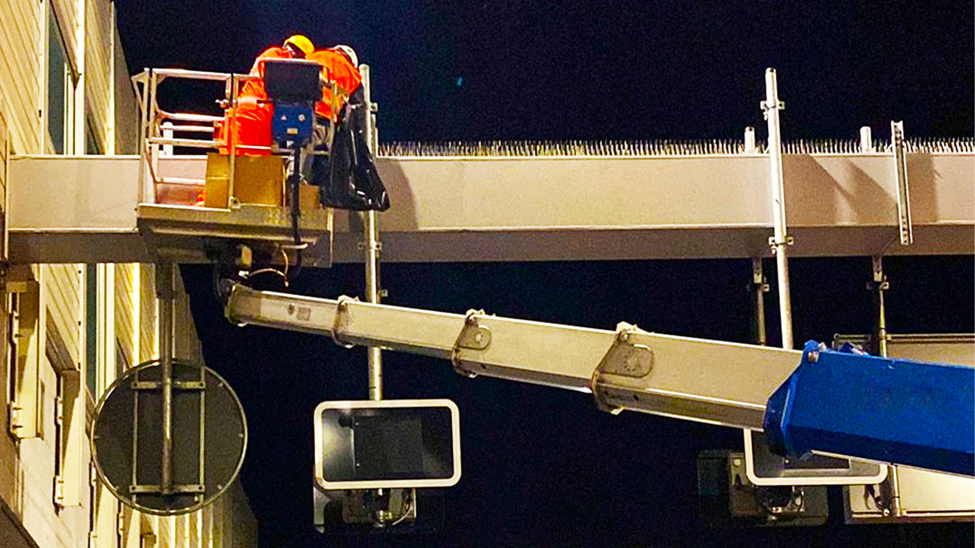 Montagearbeiten mit Hebebühne an Fassade und Dachkante für die professionelle Vogelabwehr in Zürich