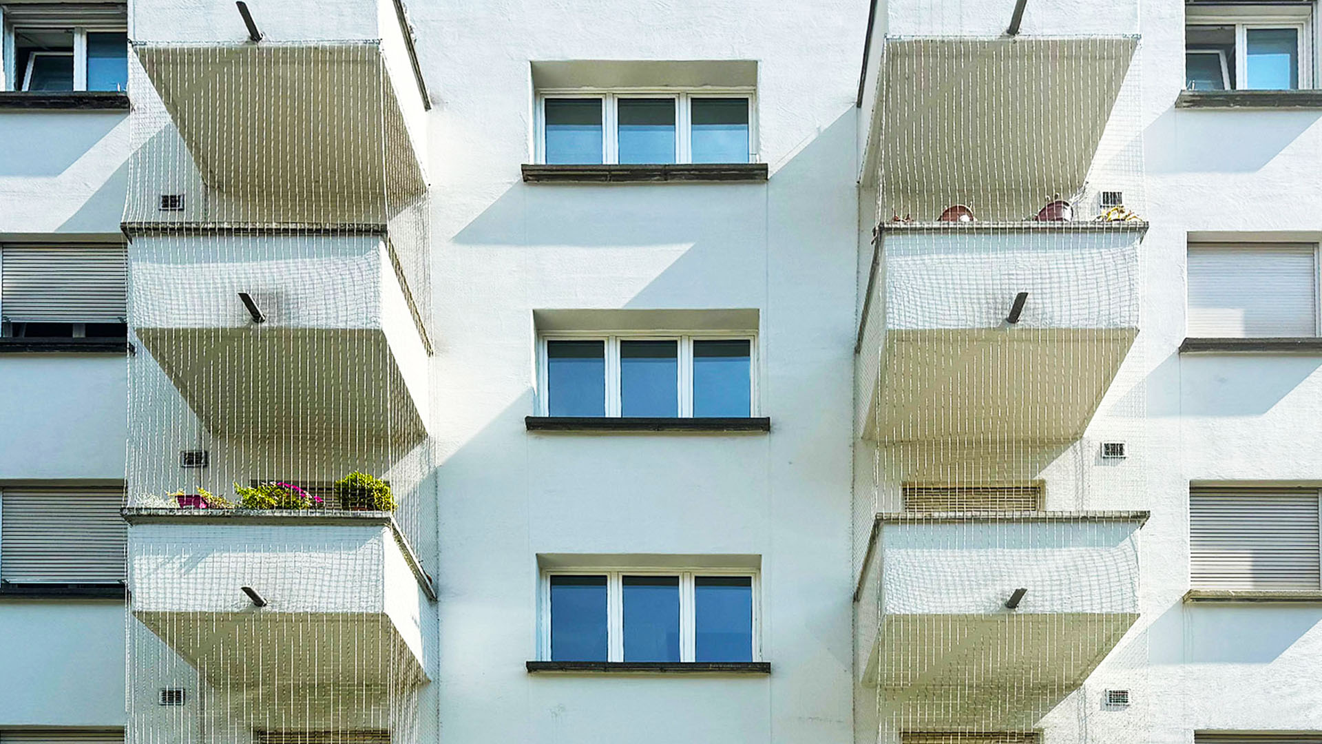 Mehrfamilienhaus mit Balkonen als typischer Einsatzbereich für die professionelle Vogelabwehr in Zug