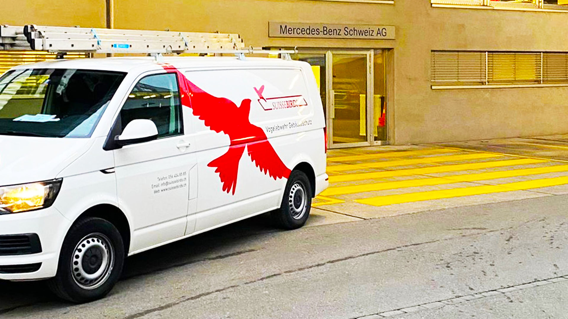 Servicefahrzeug vor einem Gebäude im Einsatz für die professionelle Vogelabwehr in Zug
