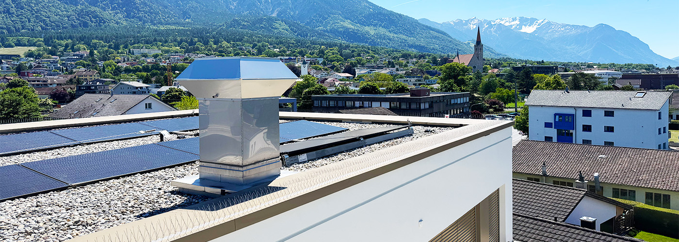 Vogelabwehr an Solaranlage und Dachrand in Liechtenstein